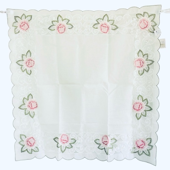 EMBROIDERED TABLECLOTH centerpiece on thick polyester roses 2’9” - Picture 3 of 7